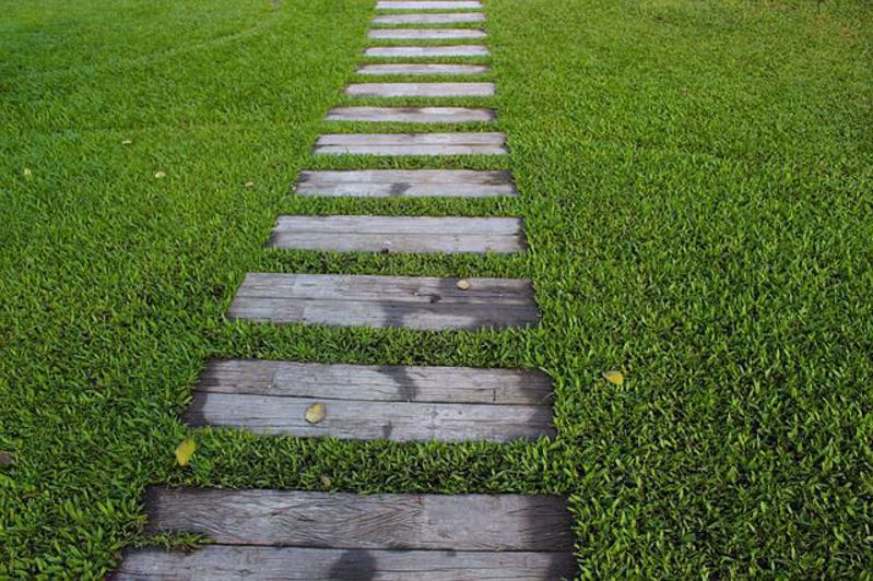 How to Choose the Right Materials for a Garden Path