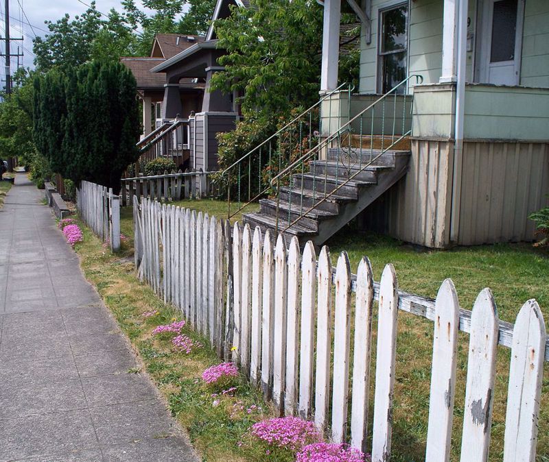 How to Build  Picket Fence